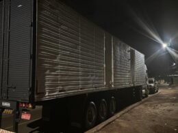 Apreendida carreta com cerca de 700 galões de azeite argentino em Foz