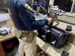 Passageiro de aplicativo é preso com fuzil escondido dentro de caixa de som
