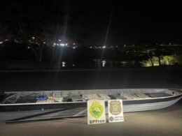 Traficantes abandonam embarcação com quase 280 kg de maconha às margens do Rio Paraná
