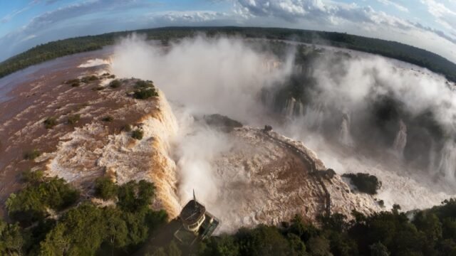 A passarela das Cataratas do Iguaçu, no Parque Nacional do Iguaçu, foi temporariamente interditada nessa quinta-feira, dia 23 de julho