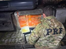 Motorista paraguaio é preso após cães farejadores localizarem droga em caminhão