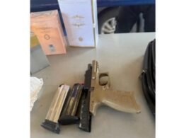 Pistola Beretta calibre 9 mm foi encontrada no baú de uma motocicleta de placas paraguaias durante fiscalização na Ponte da Amizade