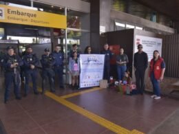 Ações na Ponte da Amizade, rodoviária e aeroporto alertam sobre o tráfico de pessoas
