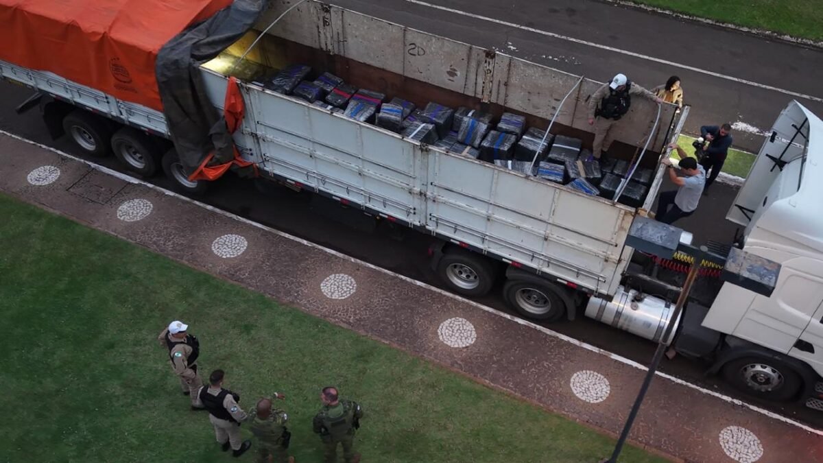 Motorista é preso com 4,2 toneladas de droga e antena de satélite em caminhão na BR-277