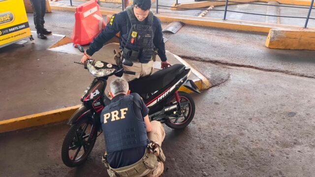 PRF prende mulher com moto de placa adulterada na Ponte da Amizade, em Foz