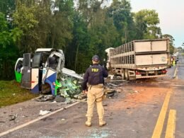 Batida entre micro-ônibus da Saúde e caminhão mata 23 na BR-373, no Paraná