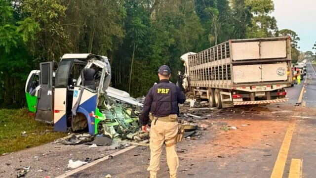 Batida entre micro-ônibus da Saúde e caminhão mata 23 na BR-373, no Paraná