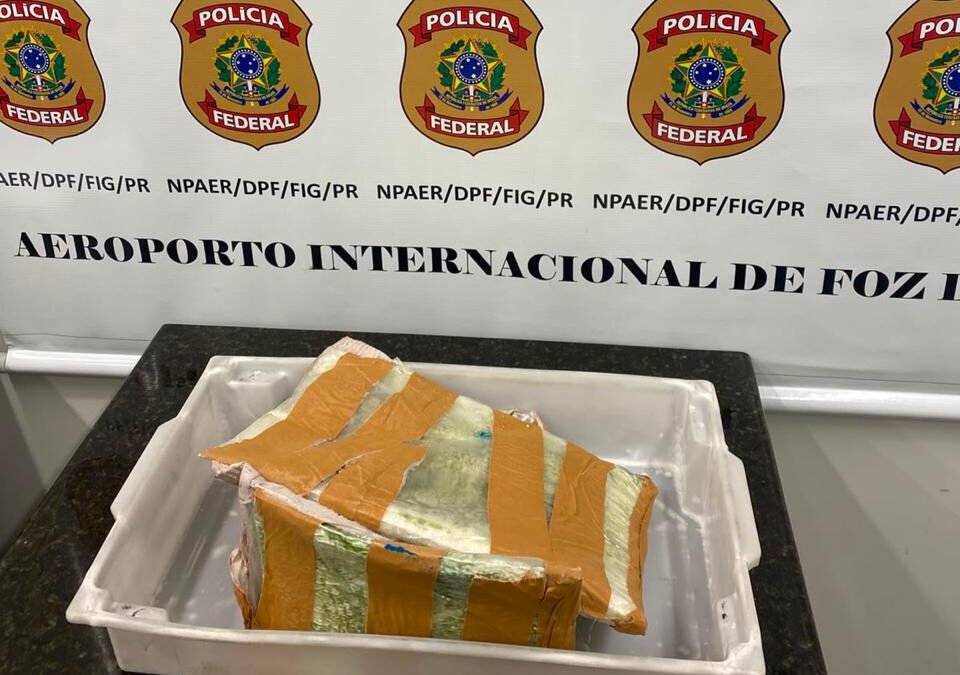 Jovem tentou embarcar para o Rio com 3 quilos de cocaína presos ao corpo no aeroporto de Foz