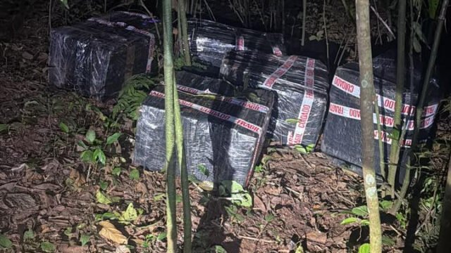 O barco veio do Paraguai e eles largaram tudo na mata: 376 kg perto do Marco das Três Fronteiras