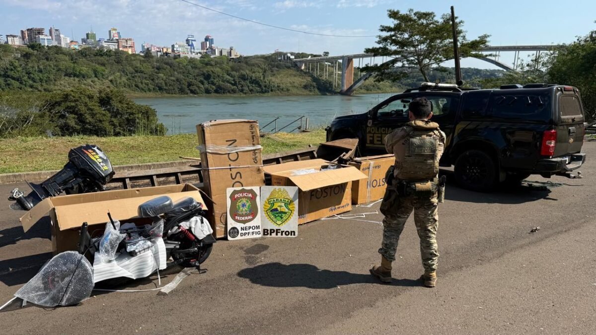 Não é só droga que atravessa o rio: PF apreende embarcação com bicicletas
