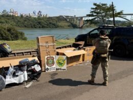 Não é só droga que atravessa o rio: PF apreende embarcação com bicicletas