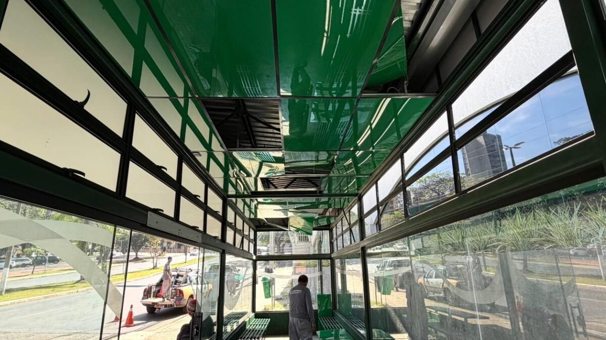 Tentaram arrancar o ar-condicionado do ponto de ônibus da JK, e quem perde é quem espera