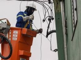 Copel começa a retirar cabos soltos da Jorge Schimmelpfeng e de mais seis avenidas