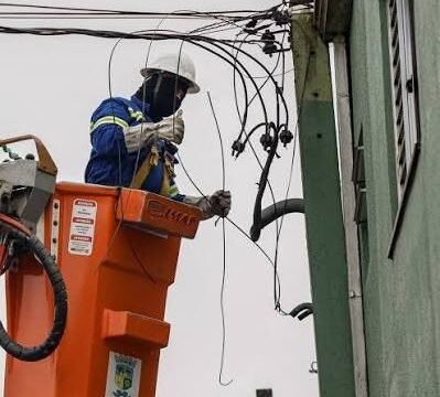 Copel começa a retirar cabos soltos da Jorge Schimmelpfeng e de mais seis avenidas