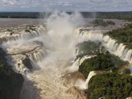Passarela das Cataratas fecha com vazão quase seis vezes acima da média