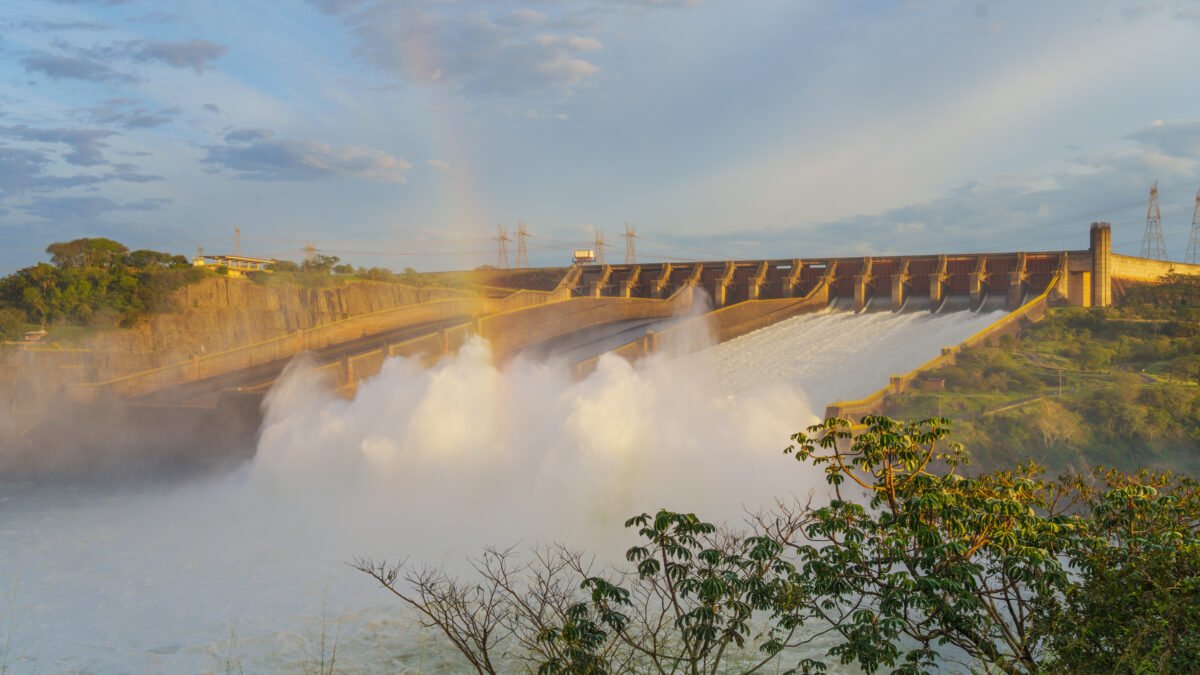 Itaipu abre o vertedouro e joga 3.100 m³ de água por segundo no Rio Paraná
