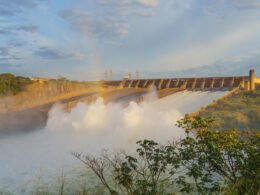 Itaipu abre o vertedouro e joga 3.100 m³ de água por segundo no Rio Paraná