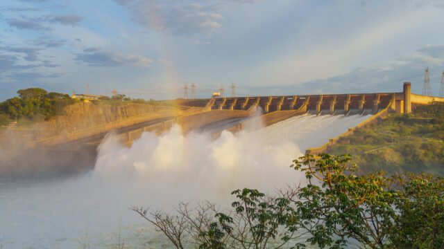 Itaipu abre o vertedouro e joga 3.100 m³ de água por segundo no Rio Paraná