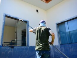 Ex-morador de rua vira MEI e pinta o Centro Pop, que atende quem vive nas ruas