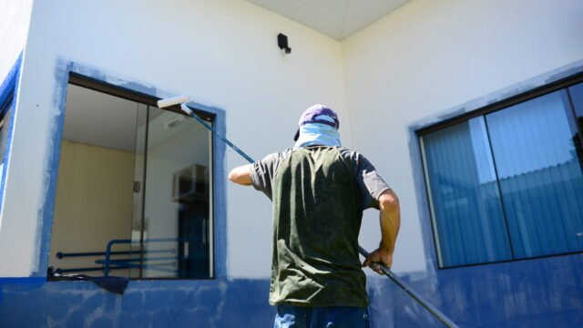 Ex-morador de rua vira MEI e pinta o Centro Pop, que atende quem vive nas ruas
