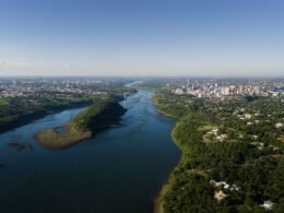Pesquisadores abordam turistas no aeroporto e na rodoviária de Foz até quinta-feira