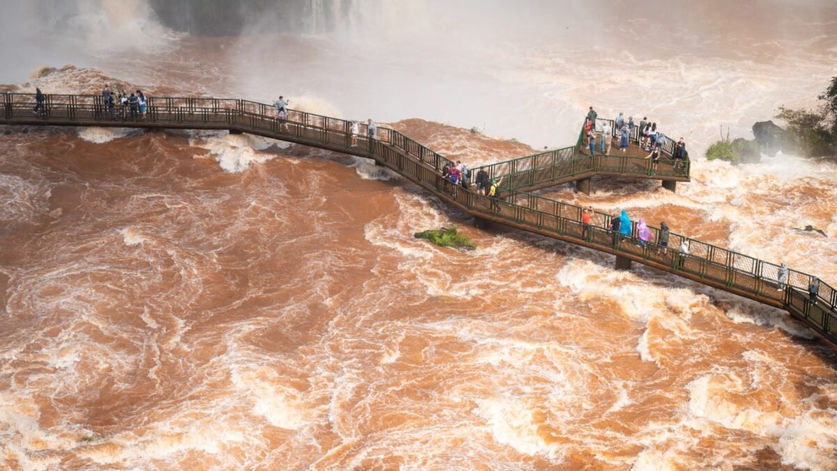 As Cataratas estão despejando 8,37 milhões de litros por segundo, cinco vezes a média