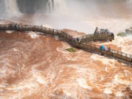 As Cataratas estão despejando 8,37 milhões de litros por segundo, cinco vezes a média