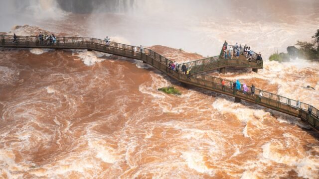 As Cataratas estão despejando 8,37 milhões de litros por segundo, cinco vezes a média
