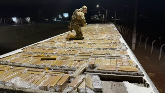 Fundo falso no teto do baú esconde 1.630 kg de maconha em caminhão frigorífico