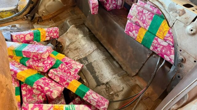 Carro com placa paraguaia tenta cruzar a fronteira com 212 quilos de maconha