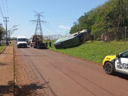 Van escolar furtada em frente a casa aparece tombada em Três Lagoas
