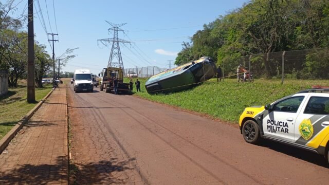 Van escolar furtada em frente a casa aparece tombada em Três Lagoas