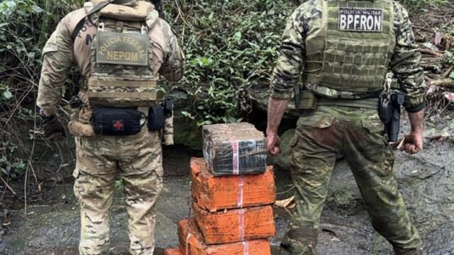 Suspeitos abandonam 139,7 quilos de maconha e fogem pela mata na Cachoeira do Dentão