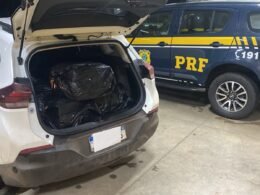 Motorista tenta atropelar PRFs durante abordagem e é preso com 150 kg de maconha