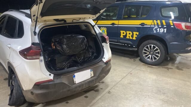Motorista tenta atropelar PRFs durante abordagem e é preso com 150 kg de maconha
