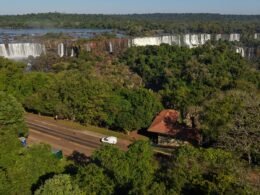 Obra no Espaço Tarobá leva banheiros e alimentação 150 metros à frente na trilha