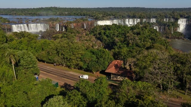 Obra no Espaço Tarobá leva banheiros e alimentação 150 metros à frente na trilha