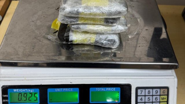 Cão farejador encontra 925 gramas de haxixe dentro de TV nos Correios em Foz