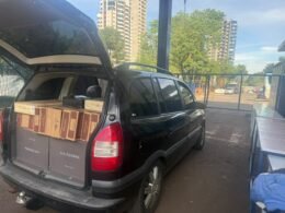 Veículo usa desvio para escapar da aduana e é flagrado com 300 garrafas de vinho argentino
