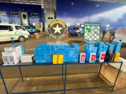 Receita encontra R$ 217 mil em celulares em fundos falsos de van na Ponte da Amizade