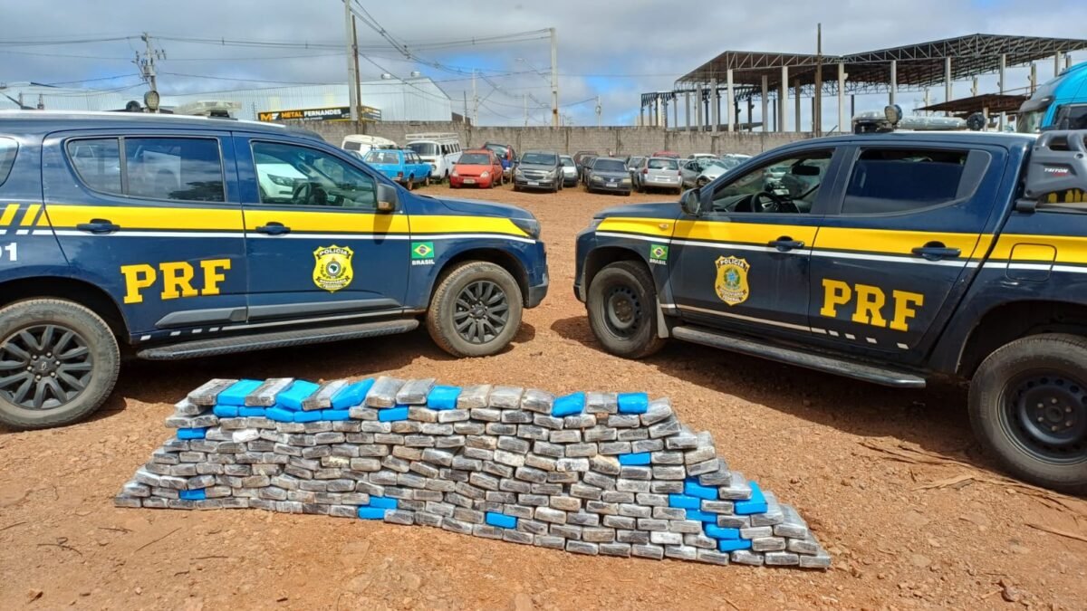 Motorista para no pedágio, some e deixa caminhão com 240 kg de cocaína nos pneus