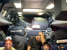 Passageiros viajam sentados sobre caixas de cigarro em ônibus clandestino em Foz