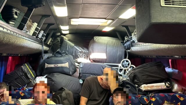 Passageiros viajam sentados sobre caixas de cigarro em ônibus clandestino em Foz
