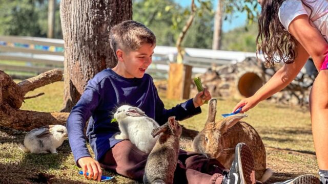 Crianças viram cuidadoras de animais por um dia no Zoo Park Foz