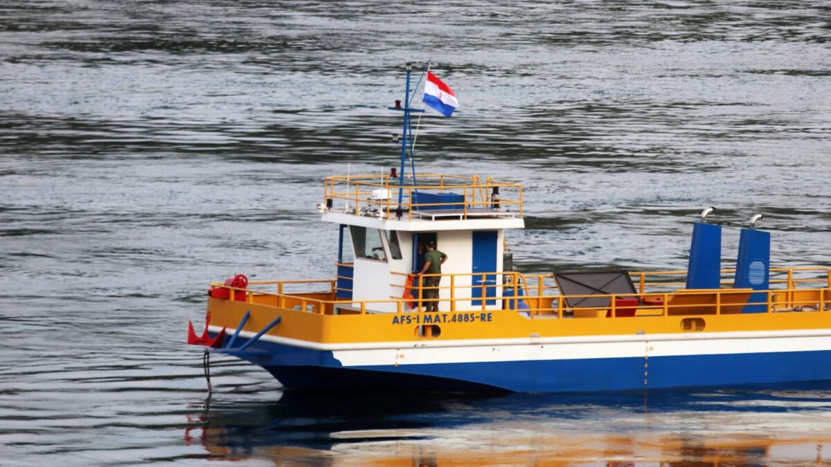 Balsa que ligaria Paraguai e Argentina completa dois anos parada no Rio Paraná