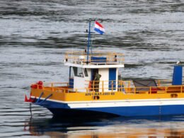 Balsa que ligaria Paraguai e Argentina completa dois anos parada no Rio Paraná