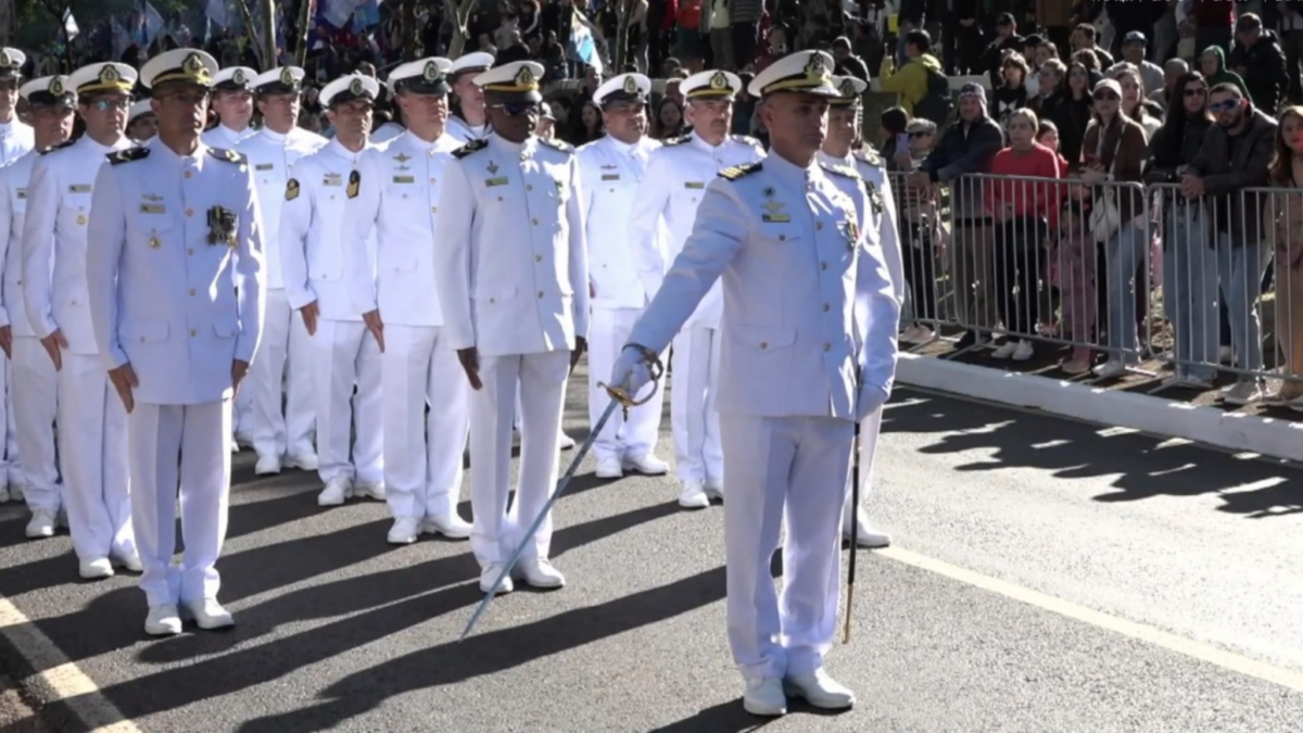 Vinte mil pessoas lotam a Avenida Paraná no desfile dos 204 anos da Independência