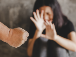 Mulher afastada do trabalho por violência doméstica pode receber do INSS por até seis meses