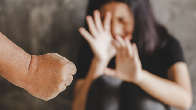 Mulher afastada do trabalho por violência doméstica pode receber do INSS por até seis meses