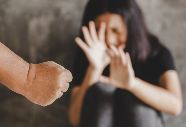 Mulher afastada do trabalho por violência doméstica pode receber do INSS por até seis meses